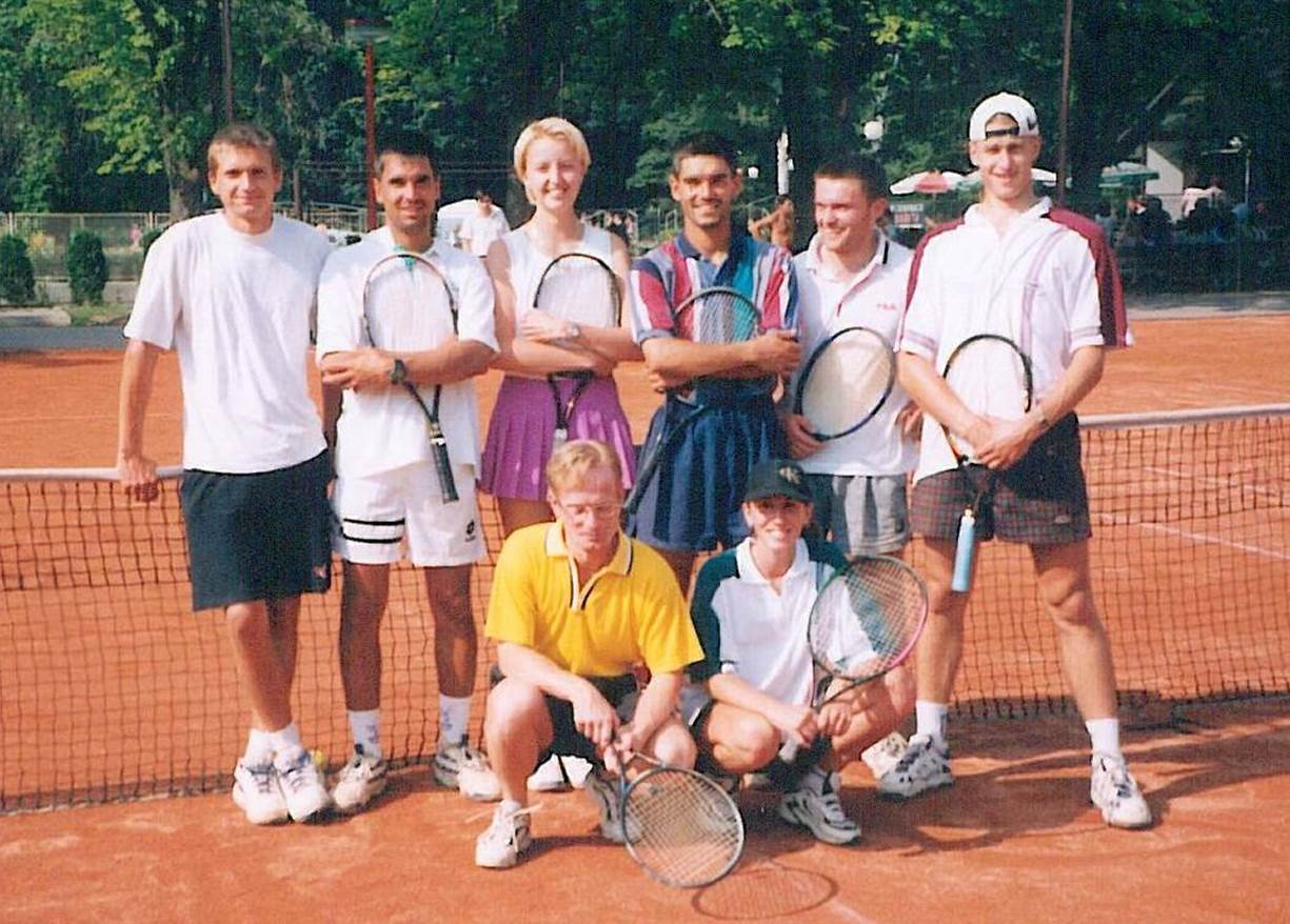 1998 – A dospělí: zleva stojí K.Rejent, Rí.Neugebauer, K.Kolářová, Ra.Neugebauer, J.Kubíček, P.Rojek, dole J.Malý a M.Hrdinová.