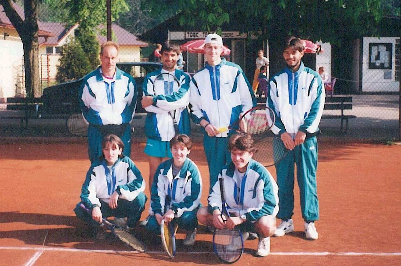 1996 – A dospělí: zleva stojí J.Kulhánek, Rí.Neugebauer, P.Rojek, Ra.Neugebauer, dole M.Hrdinová, A.Šepsová a J.Kubíček.