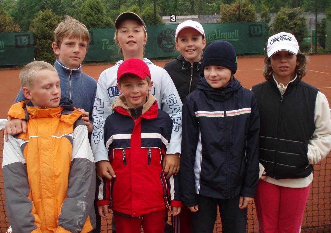 2006 – družstvo ml. žáků. Tradičně nejúspěšnější družstvo, ale ani na 2.pokus se nepodařil postup na MR družstev. Zleva: R.Bečička, J.Hlaváč, A.Oros, D.Vítek (vzadu), T.Linhartová, A.Bašková, K.Látalová
