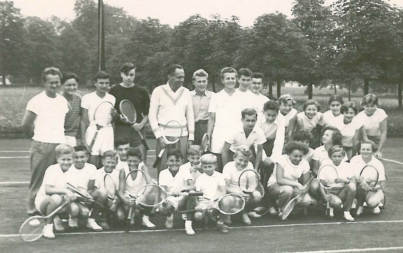 Rok 1958. Tenisovou školu tehdy vedl Josef Caska, tehdy ústřední tenisový trenér a odborník, spolu s Fr. Buriánkem a J. Höhmem byli zakladateli pověstné české tenisové školy.