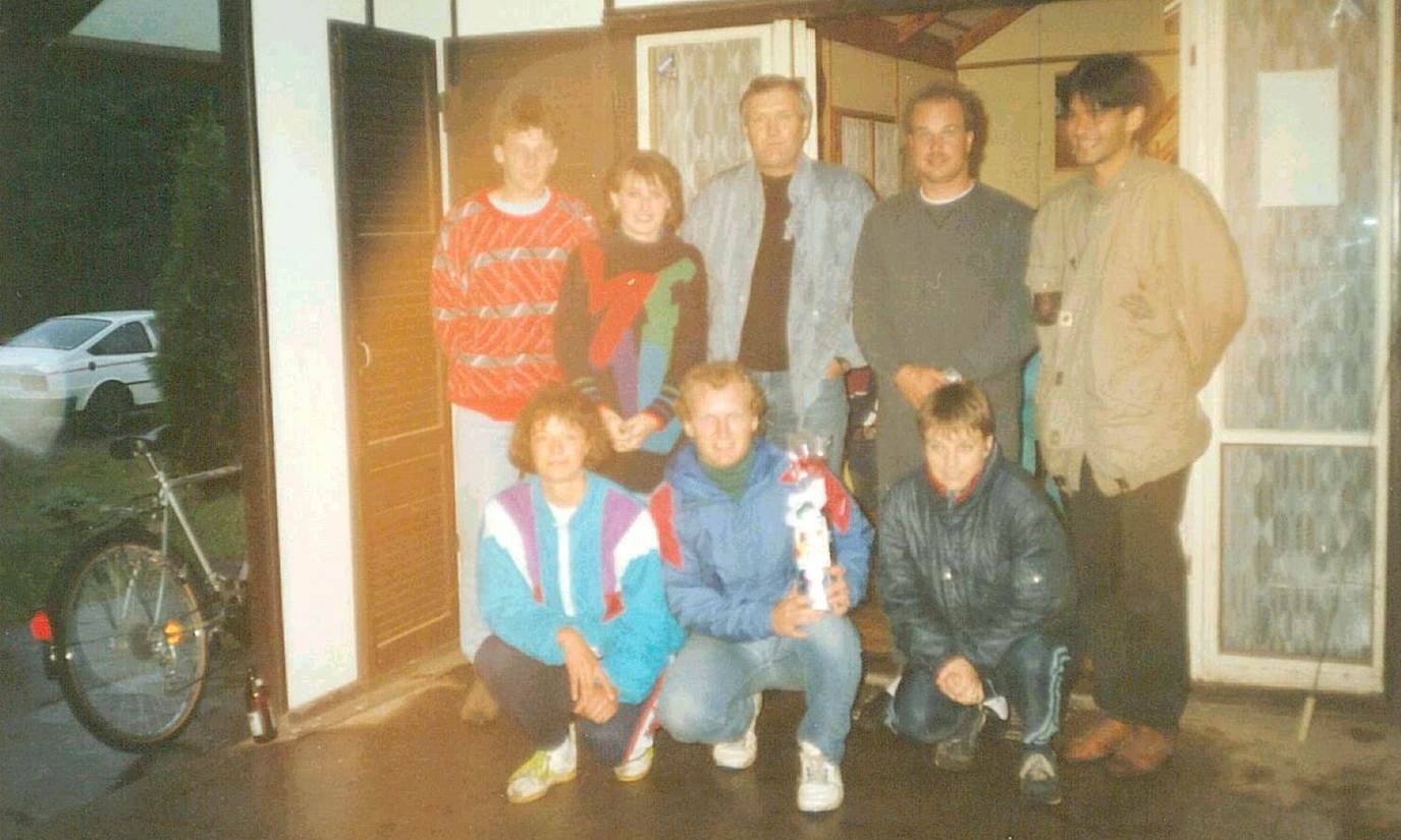 1993 – A dospělí: Zleva stojí I.Jirásek, E.Tobišková, M.Chvátil, J.Kulhánek, Ra.Neugebauer, dole J.Kubíčková, J.McLeod (USA-lektor angličtiny na gymplu) a M.Hlaváčová.