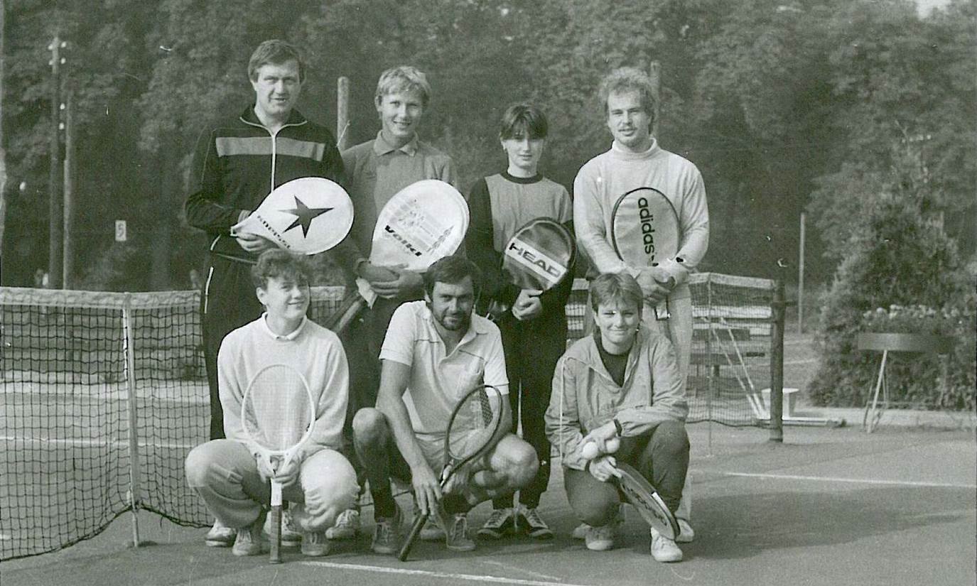 1987 A dospělí: zleva stojí M.Chvátil, M.Zaňka, E.Foglová, J.Kulhánek, dole L.Chvátilová, Z.Hovad a M.Vodrážková (Hlaváčová).