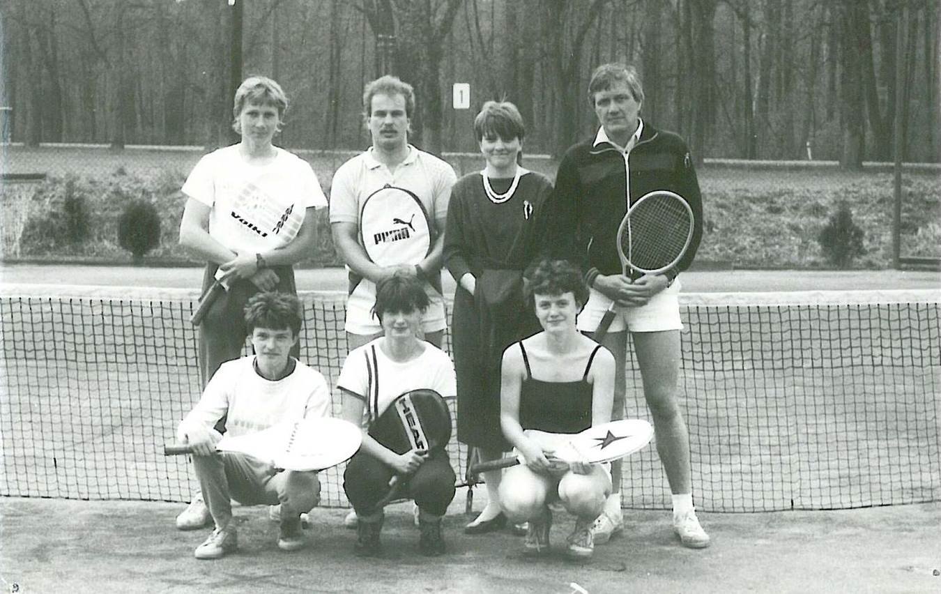 1988 – A dospělí: zleva stojí M.Zaňka, J.Kulhánek, M.Vodrážková (Hlaváčová) (po promoci) a M.Chvátil, dole J.Kubíček, E.Foglová a L.Chvátilová
