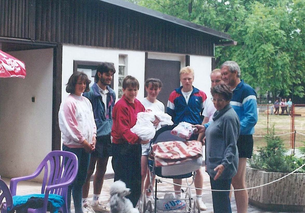 1994 – A dospělí: zleva stojí J.Kubíčková, R. Neugebauer, M.Hlaváčová s malým Honzou, R.Syrový, J.Kulhánek, M.Chvátil a Věra Fiedlerová