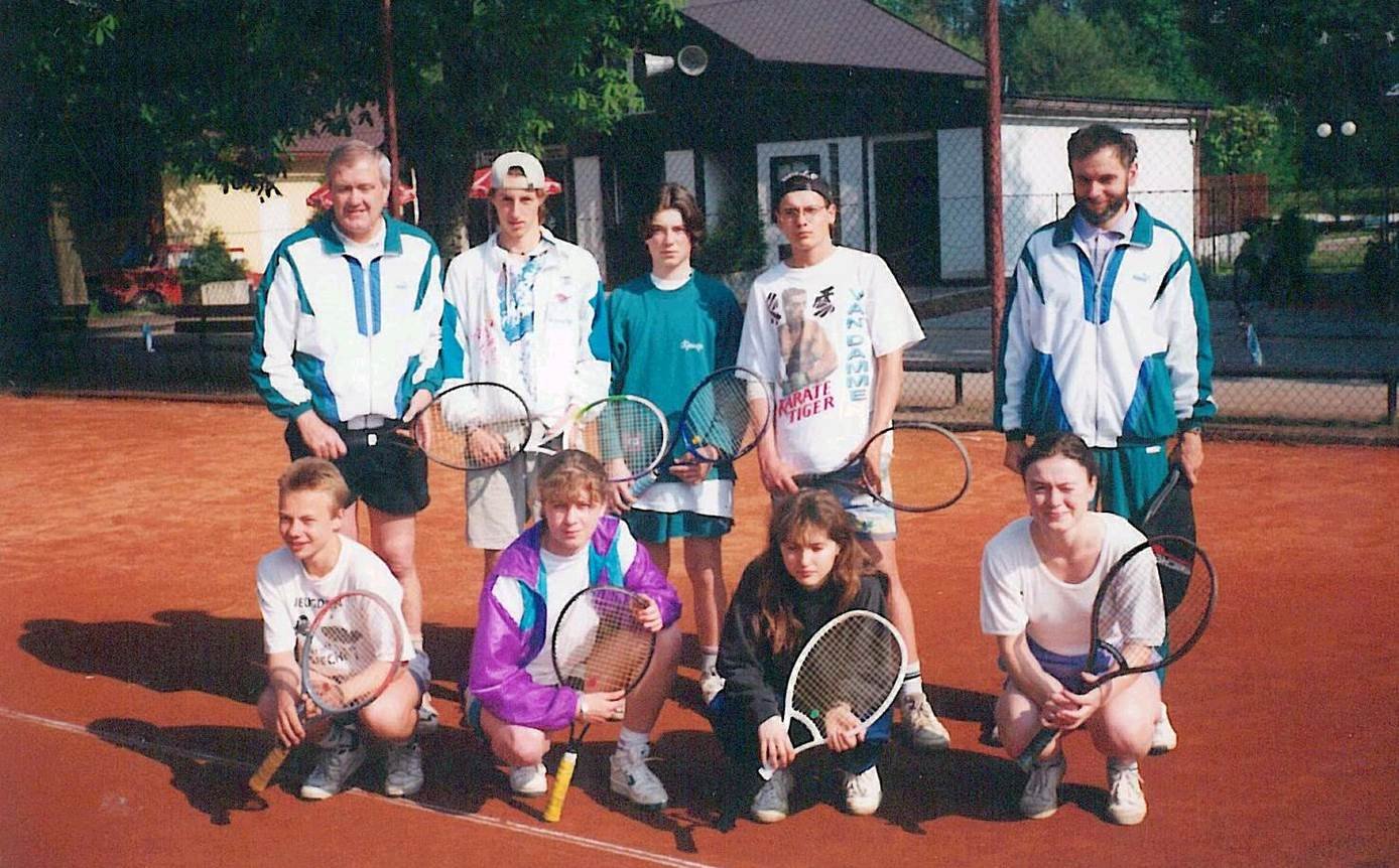 1996 – B dospělí: zleva stojí M.Chvátil, J.Chmelan, D.Jindra, M.Kubíček, Jar.Vebr, dole L.Kubíček, K.Kůstová, Ra.Křivohlávková a L.Chvátilová.