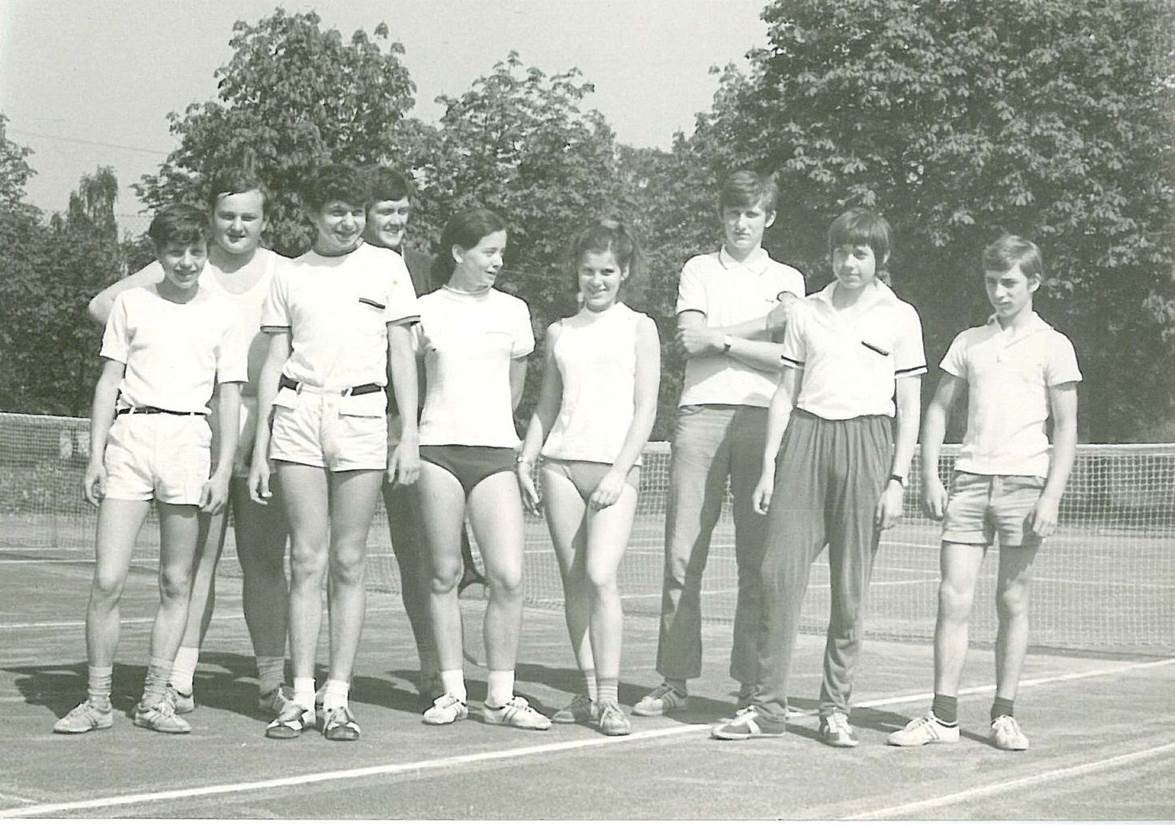 1971 – družstvo dorostu: zleva J.Hora, St.Liška, J.Vebr, Trenér M.Chvátil, H.Faltusová, V.Pavodová, M.Novák, J.Černoch a L.Katzer.
