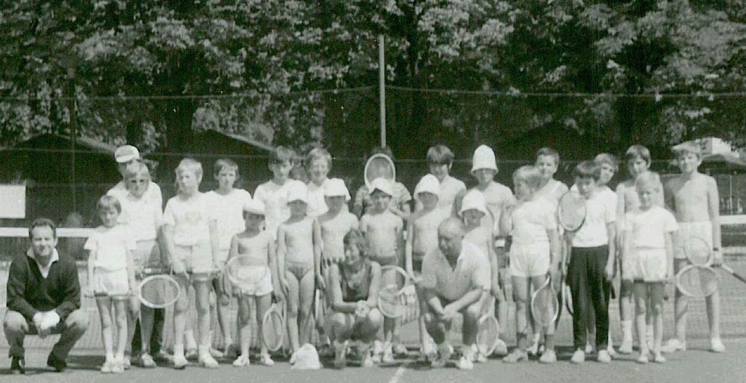 1974 – tenisová škola Slavie Praha, vlevo v podřepu hlavní organizátor M. Kulhánek, vpředu uprostřed B. Kolářová a J. Blabol.