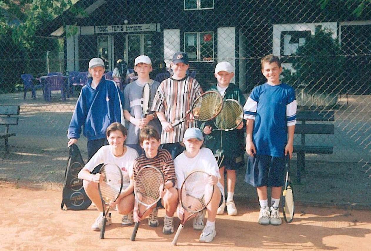 1999 – A st.žactvo: zleva stojí I.Adamec, A.Jindra, J.Šmirous, V.Knop, Jan Trulík, dole N.Kacálková, K.Tomešová a A.Hrubešová.