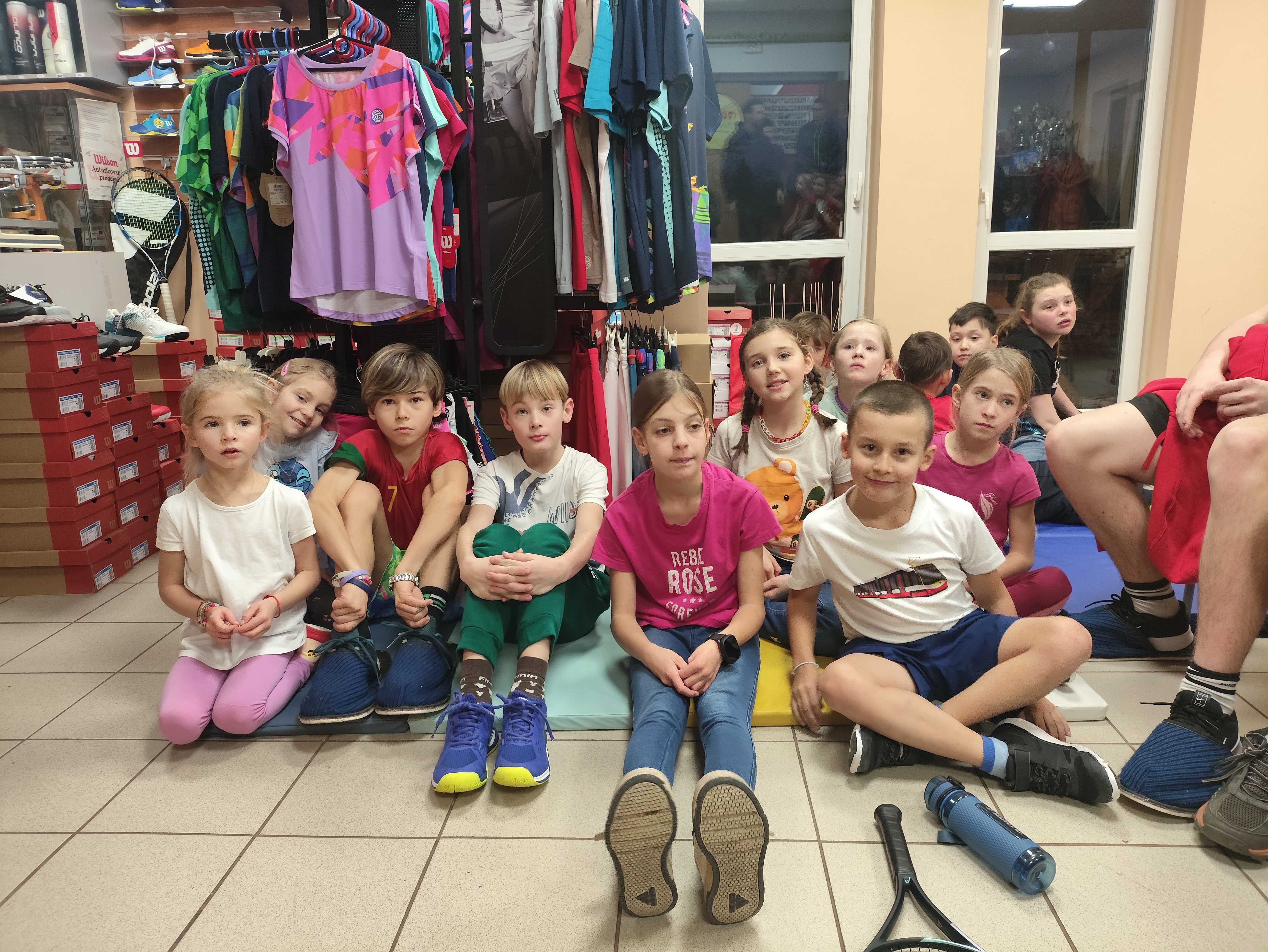 Pátek patřil předvánoční klubové besídce plné koled, dárků a vánoček 