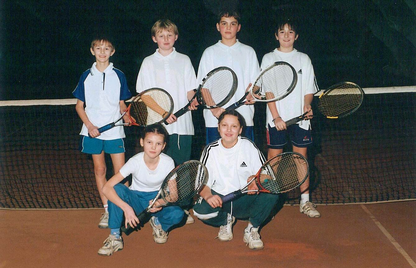 2000 – ml.žactvo: zleva stojí J.Jirásek, V.Knop, J.Trulík, L.Galád, dole Adély Štruncová a Hrubešová.