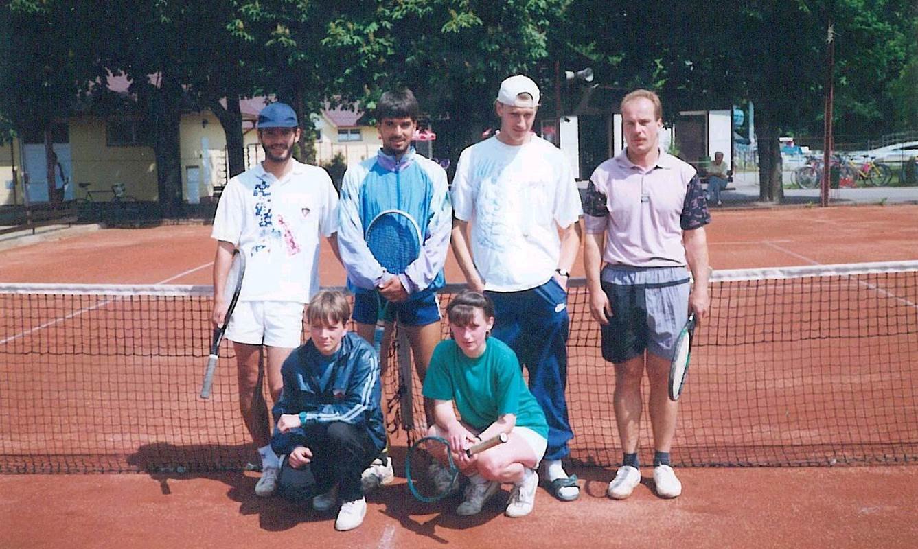 1995 – A dospělí: zleva stojí Ra.Neugebauer, Rí.Neugebauer, P.Rojek, J.Kulhánek, dole M.Hlaváčová a E.Tobišková.