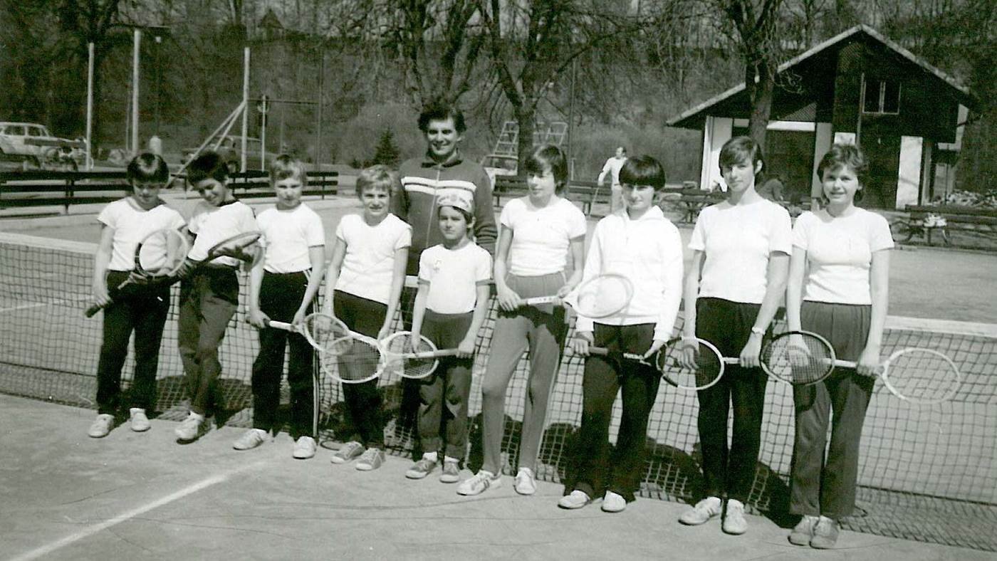 1981 – A žactvo: zleva P.Sklenář, Rí.Neugebauer, P.Stejskal, J.Kalousek, Ra.Neugebauer, D.Hubálková, E.Foglová, O.Grundová a L.Hrdinová.