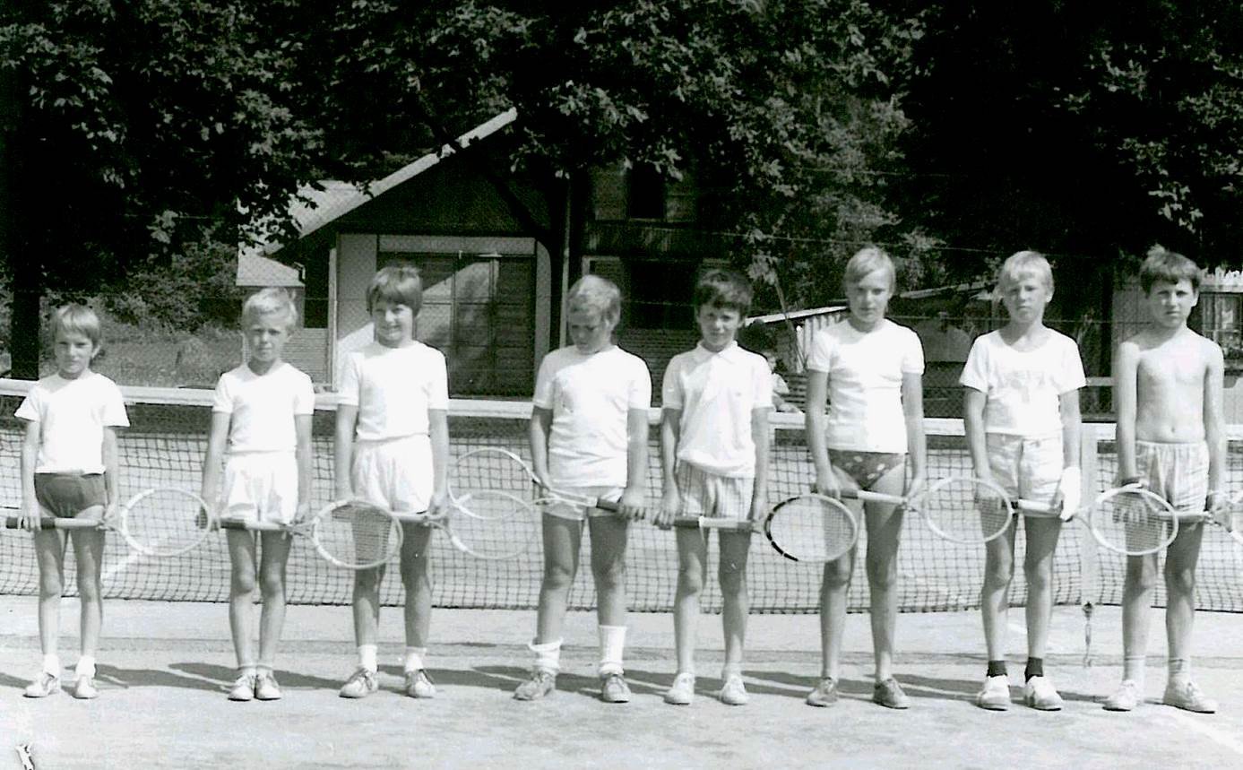 1974 – žamberecké družstvo při tenisové škole Slavie Praha (M.Vodrážková (Hlaváčová), P.Schöps, J.Kulhánek, M.Jansa…)