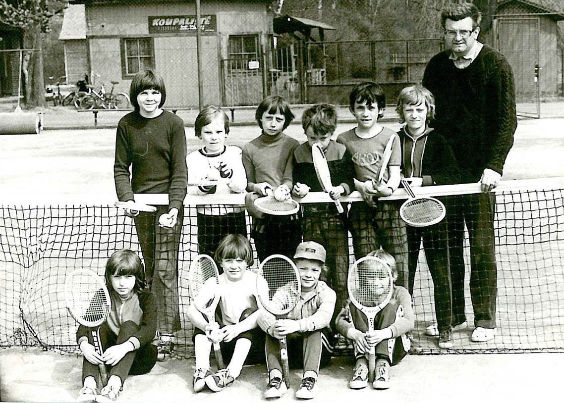 1981 – ml.žactvo: zleva stojí J.Keprtová, P.Kulhánková, K.Beranová, L.Hájek, M.Fiala, J.Kudláček a trenér Zd.Krhounek, dole P.Kočová, L.Chvátilová, V.Nýdl a M.Dvořák.