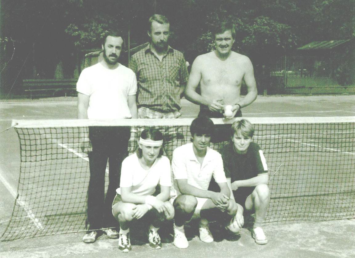 1985 – A dospělí: zleva stojí ing.J.Malý, ing.P.Kolář, M.Chvátil, dole E.Foglová, Rí.Neugebauer a M.Vodrážková (Hlaváčová).