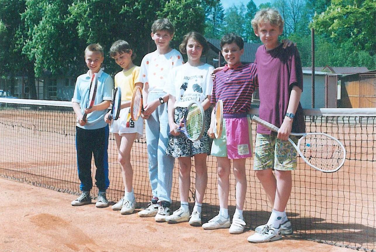 1994 - A žactvo : zleva stojí L.Kubíček, A.Tajbr, J.Malinová, A.Šepsová, T.Maivald a J.Hovad.