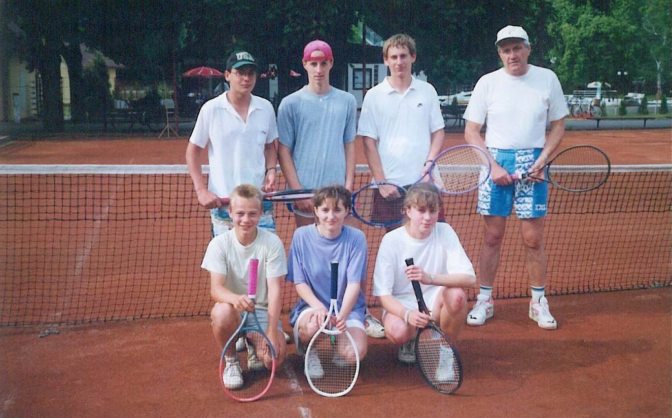 1995 – B dospělí: zleva M.Kubíček, J.Chmelan, J.Tomeš, M.Chvátil. Dole L.Kubíček, Ra.Křivohlávková a K.Kůstová.