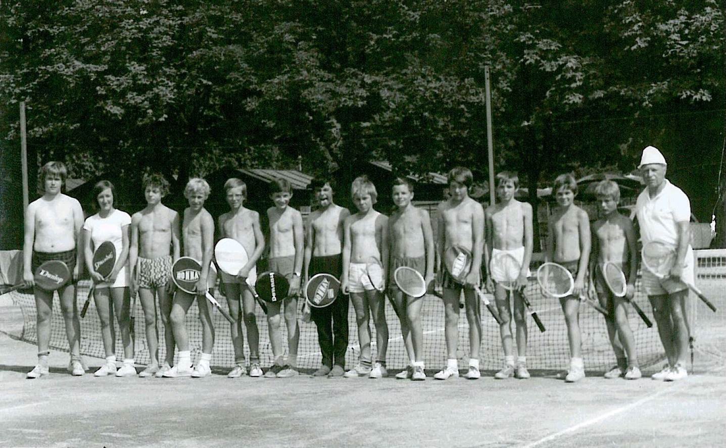 1974 – nejstarší družstvo školy „Slavie“, čtvrtý zprava M.Kacálek.